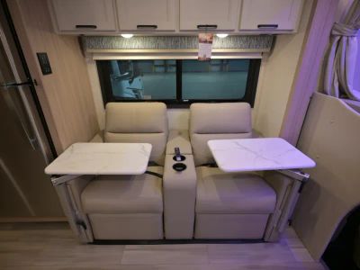 2027 Thor Motor Coach OMNI TRAIL — photo 18 view