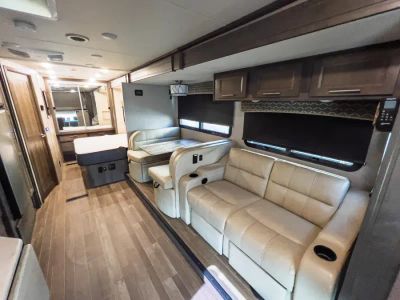 2019 Dynamax ISATA SERIES 5 — photo 7 view