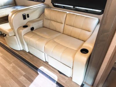2019 Dynamax ISATA SERIES 5 — photo 8 view