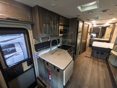 2019 Dynamax ISATA SERIES 5 — photo 9 view