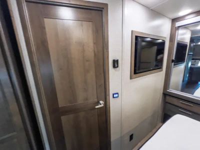 2019 Dynamax ISATA SERIES 5 — photo 15 view
