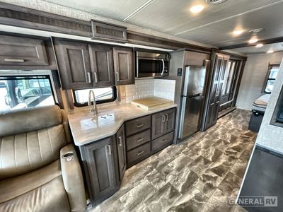 2023 Thor Motor Coach Challenger — photo 7 view