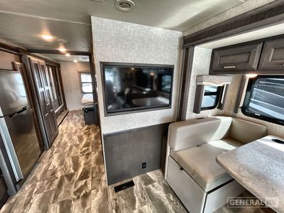2023 Thor Motor Coach Challenger — photo 11 view