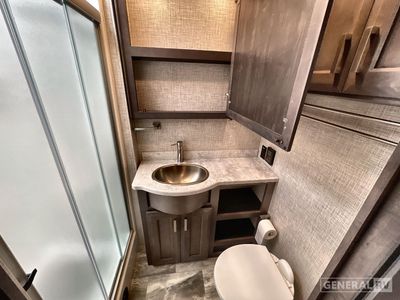 2023 Thor Motor Coach Challenger — photo 14 view
