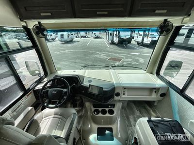 2023 Thor Motor Coach Challenger — photo 9 view