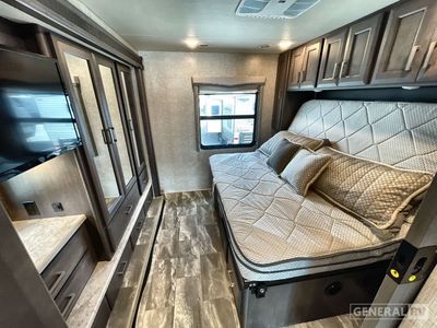 2023 Thor Motor Coach Challenger — photo 13 view