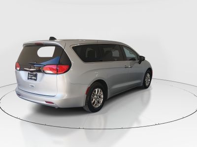 2023 Chrysler Voyager - Photo 7