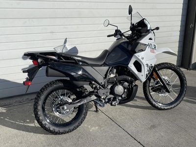 2025 Kawasaki KLR650 S Pearl Crystal White/Metallic Carbon Gray ABS - Photo 3
