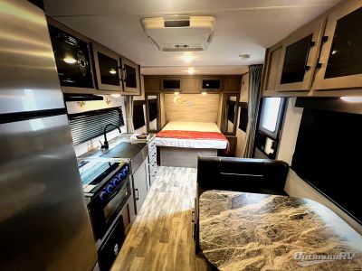 2022 Dutchmen Kodiak Ultra-Lite — interior view