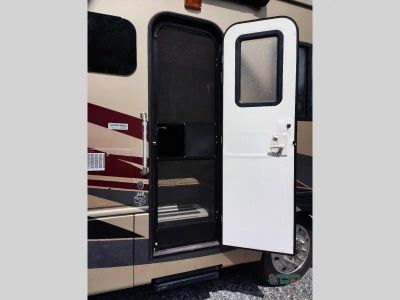 2018 Fleetwood RV Storm — photo 7 view