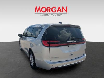 2024 Chrysler Pacifica — photo 7 view