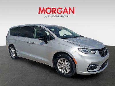 2024 Chrysler Pacifica — side profile view