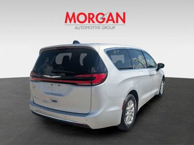2024 Chrysler Pacifica — detail view