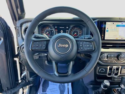 2026 Jeep Gladiator — photo 11 view