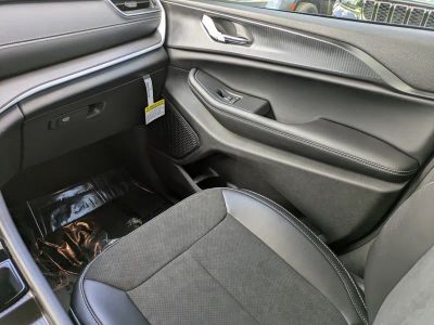 2025 Jeep Grand Cherokee — photo 15 view
