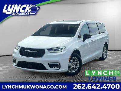 2026 Chrysler Pacifica Select in Bright White Clearcoat — front three-quarter view