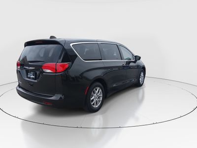 2023 Chrysler Voyager — photo 7 view