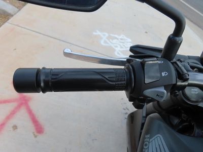 2025 Honda CB300R - Photo 11