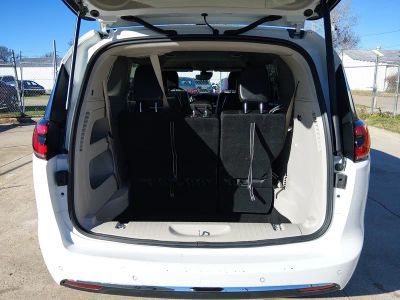2023 Chrysler Pacifica — photo 11 view