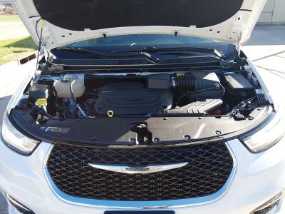 2023 Chrysler Pacifica — photo 9 view