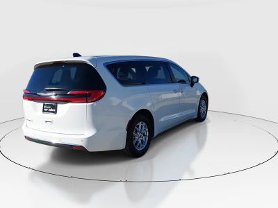 2023 Chrysler Pacifica — photo 7 view