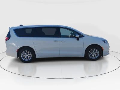 2023 Chrysler Pacifica — photo 8 view