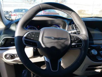 2023 Chrysler Pacifica — photo 12 view