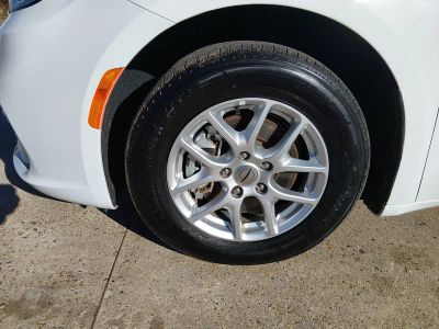2023 Chrysler Pacifica — photo 10 view