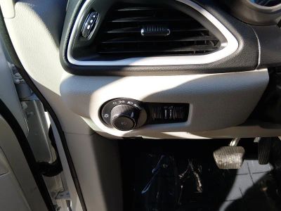 2023 Chrysler Pacifica — photo 13 view