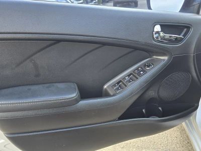 2016 Kia Forte 5-Door — photo 16 view