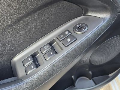 2016 Kia Forte 5-Door — photo 18 view