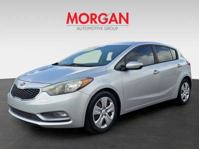 2016 Kia Forte 5-Door — rear three-quarter view