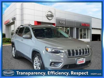 2021 Jeep Cherokee Latitude Plus in Sting-Gray Clearcoat — front three-quarter view