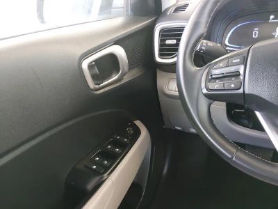 2025 Hyundai Venue — photo 17 view