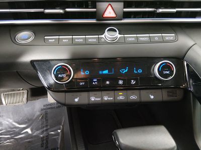 2024 Hyundai Elantra — photo 18 view