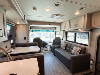 2023 Thor Motor Coach Miramar 34.7 - Photo 14
