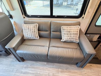 2023 Thor Motor Coach Miramar 34.7 - Photo 15
