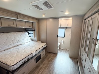 2023 Thor Motor Coach Miramar 34.7 - Photo 25