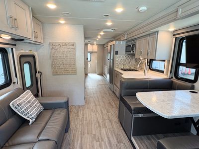 2023 Thor Motor Coach Miramar 34.7 - Photo 13