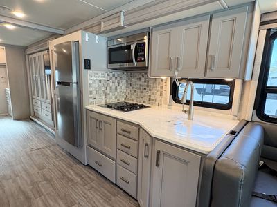 2023 Thor Motor Coach Miramar 34.7 - Photo 17