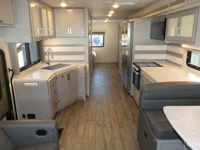 2024 Thor Motor Coach Luminate - Photo 5