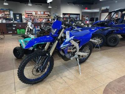 2025 Yamaha WR450F — front three-quarter view
