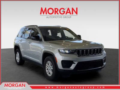2024 Jeep Grand Cherokee Laredo in Silver Zynith — front three-quarter view