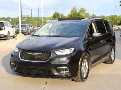 2023 Chrysler Pacifica — side profile view