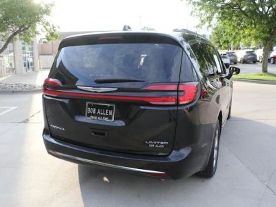 2023 Chrysler Pacifica — detail view