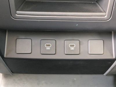 2023 Land Rover Defender — photo 15 view