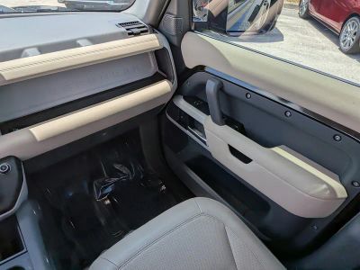 2023 Land Rover Defender — photo 18 view