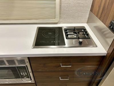2021 Winnebago Navion - Photo 12