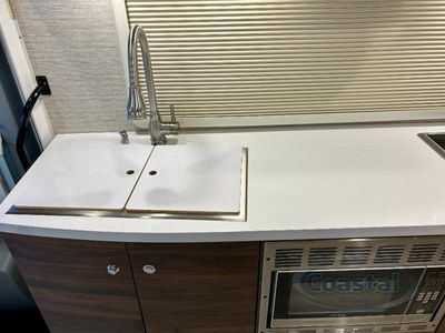 2021 Winnebago Navion - Photo 13