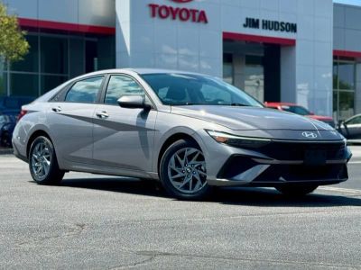 2024 Hyundai Elantra - Photo 2
